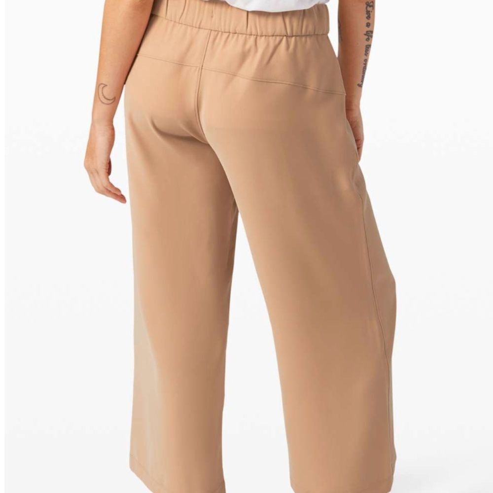 Lululemon On the Fly Wide-Leg 7/8 Pant Woven 25" Beech Wood Size 10 EUC